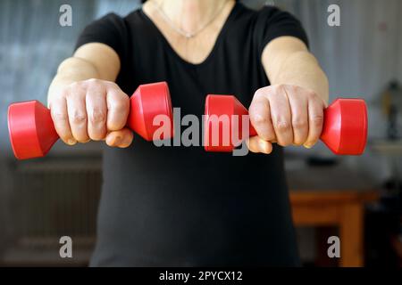 Die Frau trainiert zu Hause Stockfoto