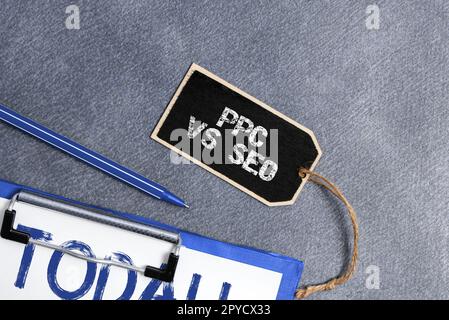 Schreiben mit Textanzeige PPC vs. Seo. Geschäftsansatz Pay-per-Click mit Suchmaschinenoptimierungsstrategien vergleichen Stockfoto