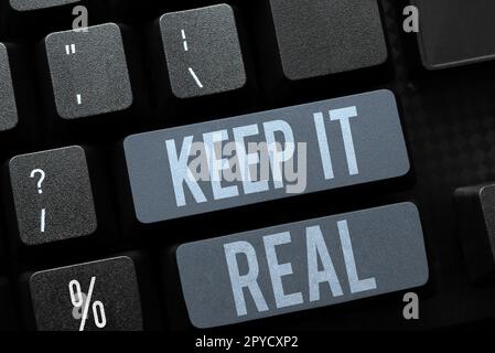 Schild mit der Aufschrift „Keep IT Real“. Konzeptfoto sei du selbst, ehrlich, authentisch, sage immer die Wahrheit Stockfoto