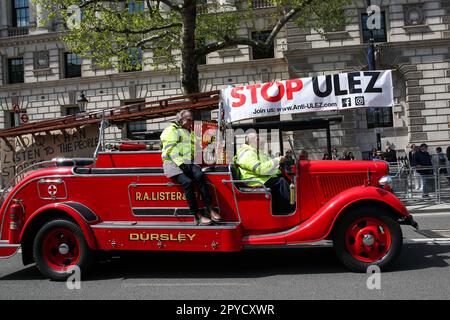 London, UK, 3. Mai 2023. Ein altes Feuerwehrauto, benutzt von Anti-ULEZ-Demonstranten, fährt durch Whitehall. Der Bürgermeister von London, Sadiq Khan, gab am 25. November 2022 bekannt, dass ULEZ durch Greater London erweitert wird. Kredit: Dinendra Haria/Alamy Live News Stockfoto