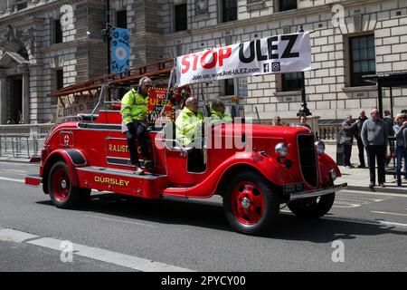 London, UK, 3. Mai 2023. Ein altes Feuerwehrauto, benutzt von Anti-ULEZ-Demonstranten, fährt durch Whitehall. Der Bürgermeister von London, Sadiq Khan, gab am 25. November 2022 bekannt, dass ULEZ durch Greater London erweitert wird. Kredit: Dinendra Haria/Alamy Live News Stockfoto