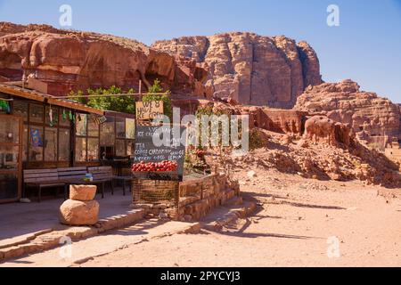 27. Januar 2023 Petra, Jordanien. Lokales Restaurant, das Eis und Granatapfelsaft verkauft. Felsige Berge im Hintergrund. Stockfoto