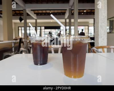 Iced americano mit Orange und Iced americano im Coffee Shop Stockfoto