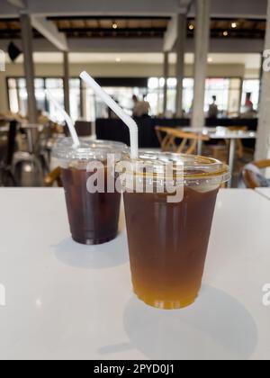 Iced americano mit Orange und Iced americano im Coffee Shop Stockfoto