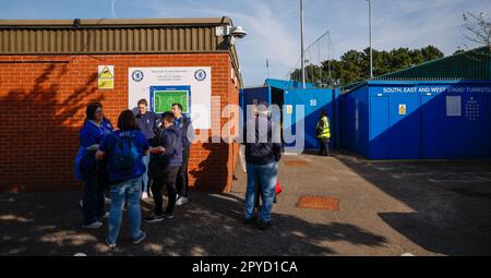 London, Großbritannien. 03. Mai 2023. London, England, Mai 3. 2023: Chelsea-Fans erwarten den Eintritt zu Kingsmeadow vor dem Barclays FA Women's Super League-Fußballspiel zwischen Chelsea und Liverpool in Kingsmeadow in London, England. (James Whitehead/SPP) Kredit: SPP Sport Press Photo. Alamy Live News Stockfoto