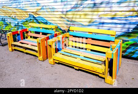 Samara, Russland - 24. April 2023: Kreative farbenfrohe Bänke aus Holzpaletten Stockfoto