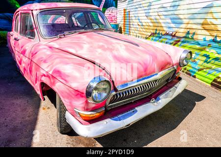 Samara, Russland - 24. April 2023: Klassisches rosa sowjetisches Retro-Fahrzeug Volga GAZ-21 auf der Straße der Stadt während der Oldtimer-Show Stockfoto