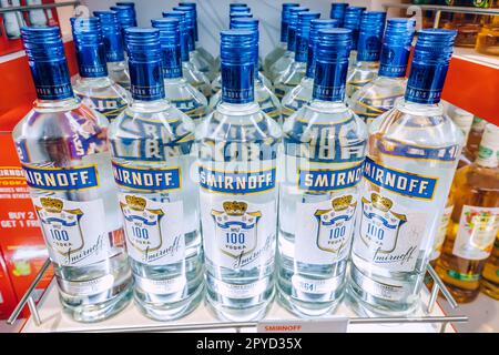 20. Januar 2023, Dubai, Vereinigte Arabische Emirate: Smirnoff Marke von russischem Wodka viele Flaschen werden im Duty-Free-Shop verkauft Stockfoto