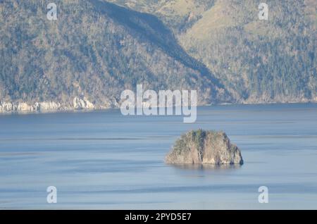 Kamuishu Island im Mashu-See. Stockfoto