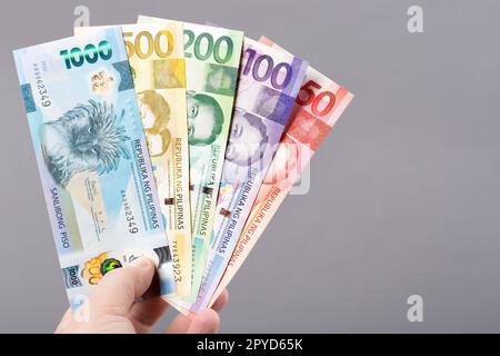 Philippinisches Geld mit grauem Hintergrund Stockfoto