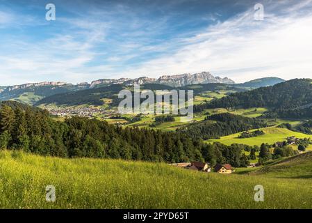 Appenzellerland, Blick auf Appenzell und das Alpsteingebirge mit dem Gipfel von Saentis und dem hohen Kasten, Kanton Appenzell Innerrhoden, Schweiz Stockfoto