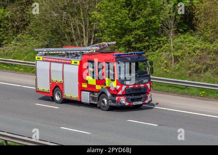 Einsatzteam der Feuerwehr- und Rettungsmannschaft von Greater Manchester; Fahrt auf der Autobahn M61 in Greater Manchester, Großbritannien Stockfoto