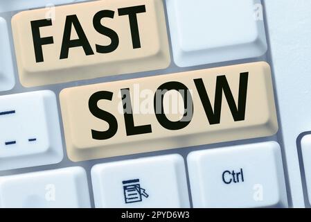 Schild mit der Anzeige Fast Slow. Geschäftsidee bewegt sich mehr oder weniger schnell als üblich Stockfoto