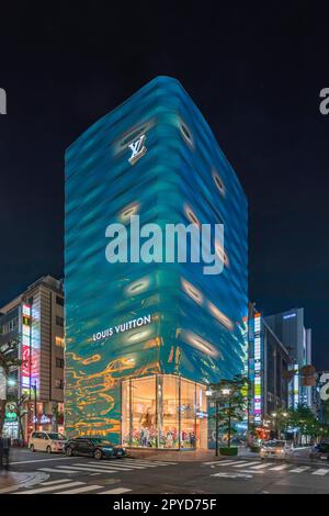 tokio, japan - 11 2023. april: Nachtansicht des Louis Vuitton Ginza Ladengebäudes, entworfen von den Architekten Jun Aoki und Peter Marino, vollständig bedeckt von h Stockfoto