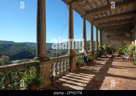 Eine Frau blickt von der Terrasse des Palazzo Orsini, einem historischen Gebäude im Zentrum von Mugnano in Teverina, Bomarzo Viterbo, Italien. Stockfoto