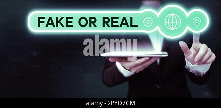 Schreiben mit Text Fake oder Real. Geschäftsüberblick Unterschied zwischen Fakten und absichtlicher Desinformation Stockfoto