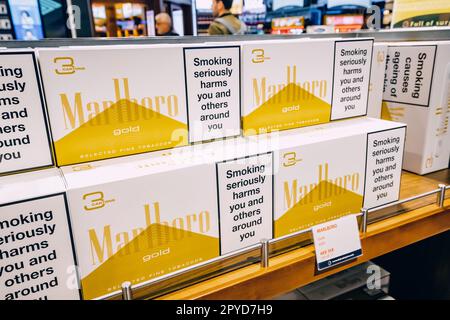 20. Januar 2023, Dubai, Vereinigte Arabische Emirate: Marlboro-Zigaretten, die im Duty-Free-Shop mit Vorsicht vor dem Rauchen verkauft werden, sind schädlich Stockfoto