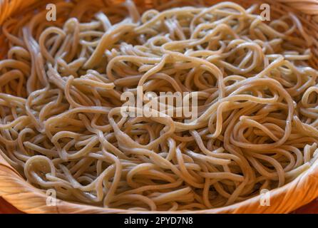 Nahaufnahme einer traditionellen japanischen einfachen gekühlten Soba-Nudeln aus Buchweizen, serviert im Mori Soba-Stil in einem Bambusgewebe flachen Korbruf Stockfoto