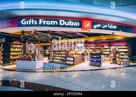 20. Januar 2023, Dubai, Vereinigte Arabische Emirate: Geschenke und Souvenirs aus dem Dubai Touristenshop im Flughafen Duty Free Stockfoto