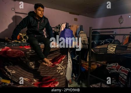 San Diego, USA. 25. April 2023. Ein Teenager-Migrant aus El Salvador sitzt am 25. April 2023 im Ágape Misíon Mundial, einem Migrantenheim in Tijuana, Mexiko, auf der obersten Gruppe. In dem Unterschlupf sind etwa 650 Männer, Frauen und Kinder untergebracht, von denen viele auf Asylanhörungen warten. (Matthew Bowler/KPBS/Sipa USA) **KEIN VERKAUF IN SAN DIEGO-SAN DIEGO OUT** Guthaben: SIPA USA/Alamy Live News Stockfoto