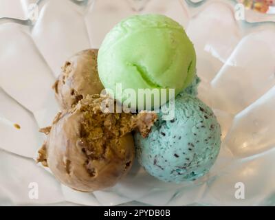 Eiscreme wird in einer Glasschüssel gegossen Stockfoto