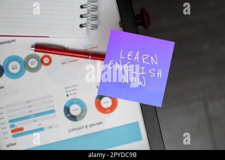 Handschriftlicher Text Jetzt Englisch lernen. Wort für Gewinn oder Erwerb von Kenntnissen und Fähigkeiten in der englischen Sprache Stockfoto