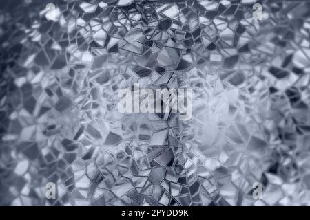 Geprägter Glashintergrund. Wellglas, monochrom. Lichtbrechung auf einer holprigen, transparenten Oberfläche unter Hintergrundbeleuchtung. Das Spiel von weißen und grauen Highlights. Schwarze Bereiche. Abstrakter Hintergrund. Stockfoto