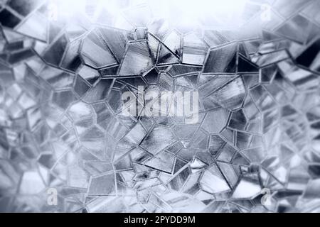 Geprägter Glashintergrund. Wellglas, monochrom. Lichtbrechung auf einer holprigen, transparenten Oberfläche unter Hintergrundbeleuchtung. Das Spiel von weißen und grauen Highlights. Schwarze Bereiche. Abstrakter Hintergrund. Stockfoto