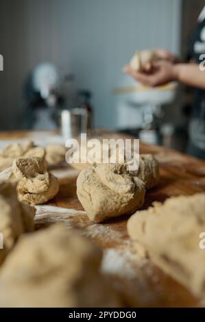 Rohkeksaufbereitung auf Holztisch selektiver Fokus Stockfoto