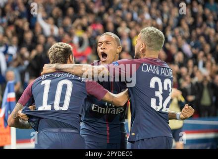 ARCHIVFOTO: Dani ALVES wird am 6. Mai 2023 40, Jubilation Paris after the goal to 3:0, with left to right Goalschuetze, NEYMAR, Kylian MBAPPE, Dani ALVES (Paris) Soccer Champions League, Vorrunde 2. Matchday, Gruppe B, Paris St. Germain - FC Bayern München (M) 3: 0, am 27. September 2017 in Paris/Frankreich. ? Stockfoto