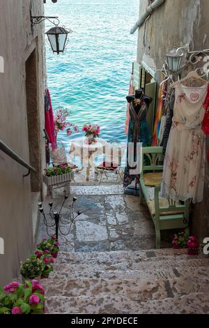 Dekorierte kleine Straße in Rovinj an der kroatischen Küste Stockfoto