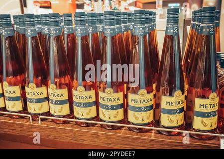 12 Januar 2023, Izmir, Türkei: Metaxa greek Alcohol Strong Spirituose zum Verkauf im Geschäft Stockfoto