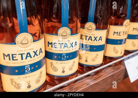 12 Januar 2023, Izmir, Türkei: Metaxa greek Alcohol Strong Spirituose zum Verkauf im Geschäft Stockfoto