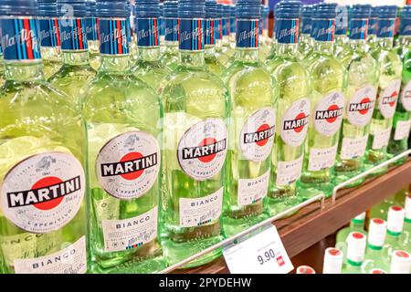 12 Januar 2023, Izmir, Türkei: Viele Martini-Flaschen zum Verkauf in alkoholischen Geschäften Stockfoto