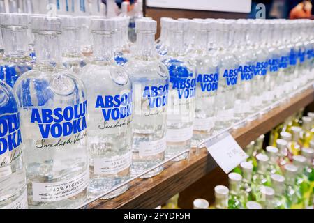 12 Januar 2023, Izmir, Türkei: Absoluter Wodka zum Verkauf im Alkoholgeschäft. Russische harte und starke Geister Stockfoto