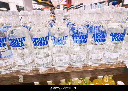 12 Januar 2023, Izmir, Türkei: Absoluter Wodka zum Verkauf im Alkoholgeschäft. Russische harte und starke Geister Stockfoto