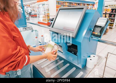 Die automatische Selbstbedienungskasse im Supermarkt ermöglicht es Kunden, ihre Artikel schnell zu scannen und zu bezahlen, ohne dass ein Kassierer benötigt wird. Stockfoto