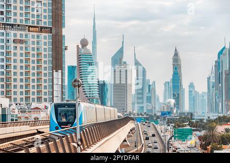 13. Januar 2023, Vereinigte Arabische Emirate, Dubai: Legendärer U-Bahn-Zug in Dubai, der reibungslos und effizient durch die belebte Straße Sheikh Zayed fährt Stockfoto
