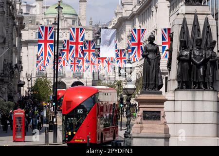 Nur vier Tage vor der Krönung von König Karl III., nach dem Tod seiner Mutter, Königin Elizabeth II. Im letzten Jahr, hängen die Flaggen von Union Jack über dem Verkehr und der Statue von Florence Nightingale und dem Waterloo Memorial in der Lower Regent Street, am 3. Mai 2023, in London, England. Stockfoto