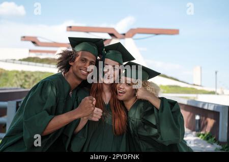 Gruppe junger Hochschulabsolventen, die den Hochschulabschluss bestanden haben und die Zukunft planen. Konzept: Bildung, Studium, Ausbildung Stockfoto