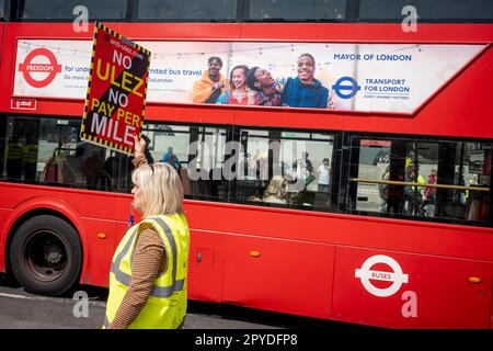 Die Anti-ULEZ-Demonstranten stören den Verkehr im Kreisverkehr auf der Südseite des Trafalgar Square, wo in vier Tagen die Krönung von König Karl III. Vorbeigeht und in der die Polizei neue Gesetze verkündet hat, um friedliche Proteste und Meinungsverschiedenheiten einzuschränken, am 3. Mai 2023 in London, England. Stockfoto