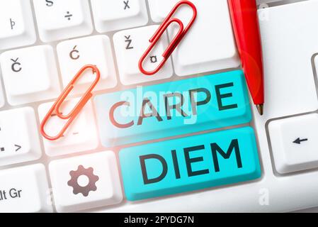 Text wird angezeigt Carpe Diem. Konzeptfoto-Festival, auf dem Menschen Musik und Tanz spielen Stockfoto