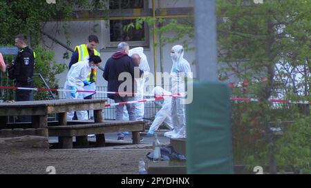 Berlin, Deutschland. 03. Mai 2023. Forensiker stehen in der Nähe der Schule in Neukölln. Zwei Schulkinder wurden am Mittwoch von einem Mann in einer Schule in Berlin-Neukölln verletzt. Einer von ihnen wurde schwer verletzt, der andere ernsthaft, sagte eine Polizeisprecherin am Nachmittag. Kredit: Dominik Totaro/dpa/Alamy Live News Stockfoto