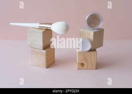 Kosmetikschirme Kompaktes und lockeres mineralisches Gesichtspulver und Make-up-Pinsel – Konzept für umweltfreundliche Make-up-Produkte Stockfoto