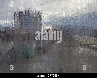 Beschlagenes Glas durch die Verdunstung von Feuchtigkeit auf dem Balkon Stockfoto