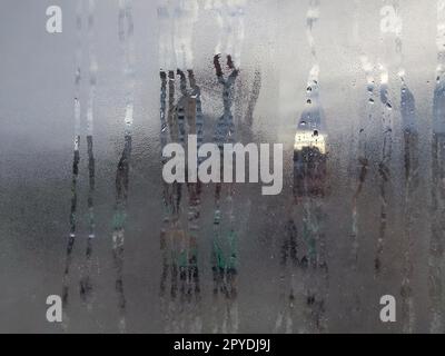 Beschlagenes Glas durch die Verdunstung von Feuchtigkeit auf dem Balkon Stockfoto