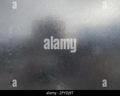 Beschlagenes Glas durch die Verdunstung von Feuchtigkeit auf dem Balkon Stockfoto