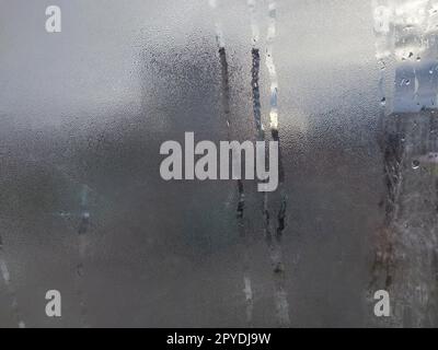 Beschlagenes Glas durch die Verdunstung von Feuchtigkeit auf dem Balkon Stockfoto