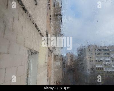 Beschlagenes Glas durch die Verdunstung von Feuchtigkeit auf dem Balkon Stockfoto