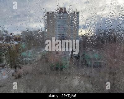 Beschlagenes Glas durch die Verdunstung von Feuchtigkeit auf dem Balkon Stockfoto